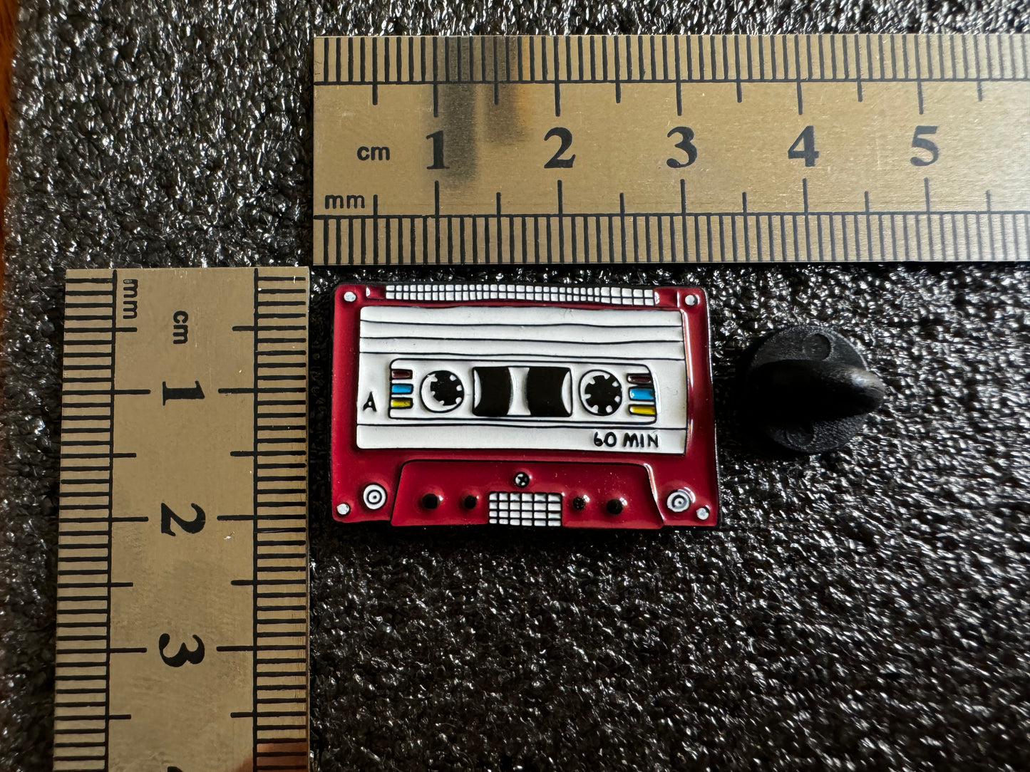 Metall-Pin "Tape"