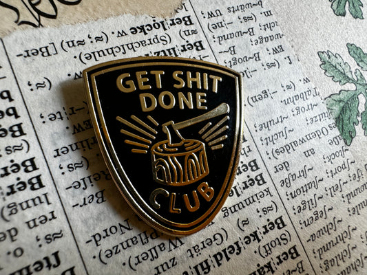 Metall-Pin "Get shit done club"