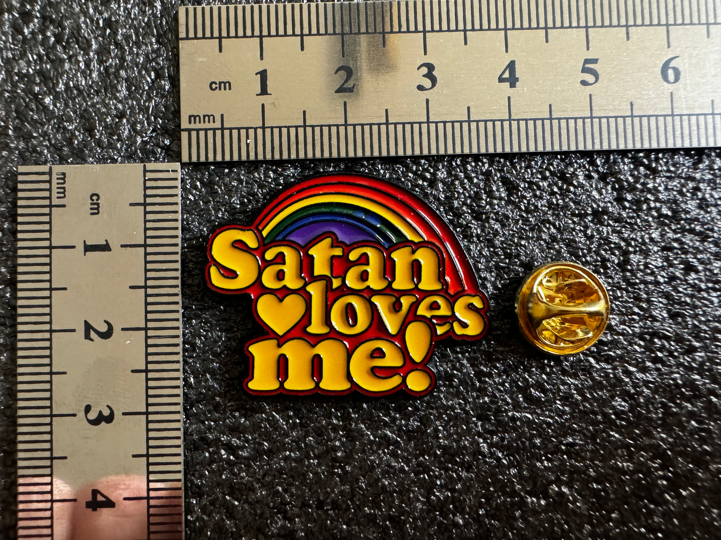 Metall-Pin "Satan loves me"