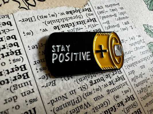 Metall-Pin "Stay positive"