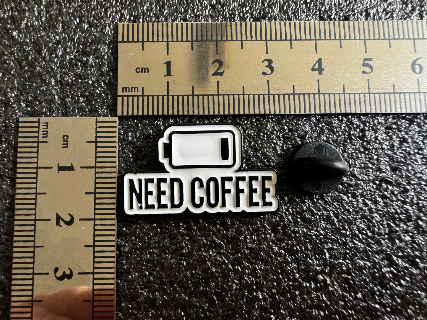 Metall-Pin "Need coffee"